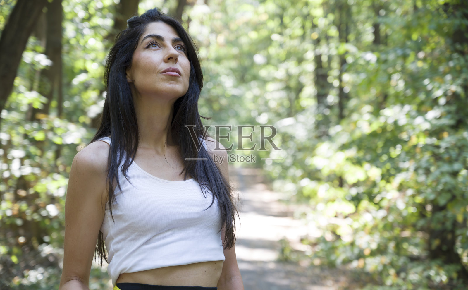 放松的女性在夏季公园中呼吸新鲜空气照片摄影图片