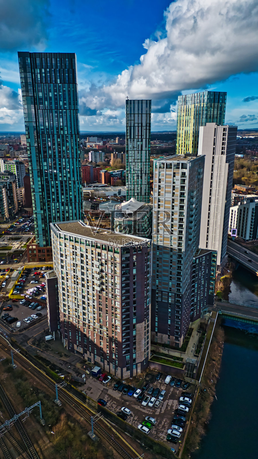 英国曼彻斯特铁路和水道附近的高层建筑鸟瞰图。照片摄影图片