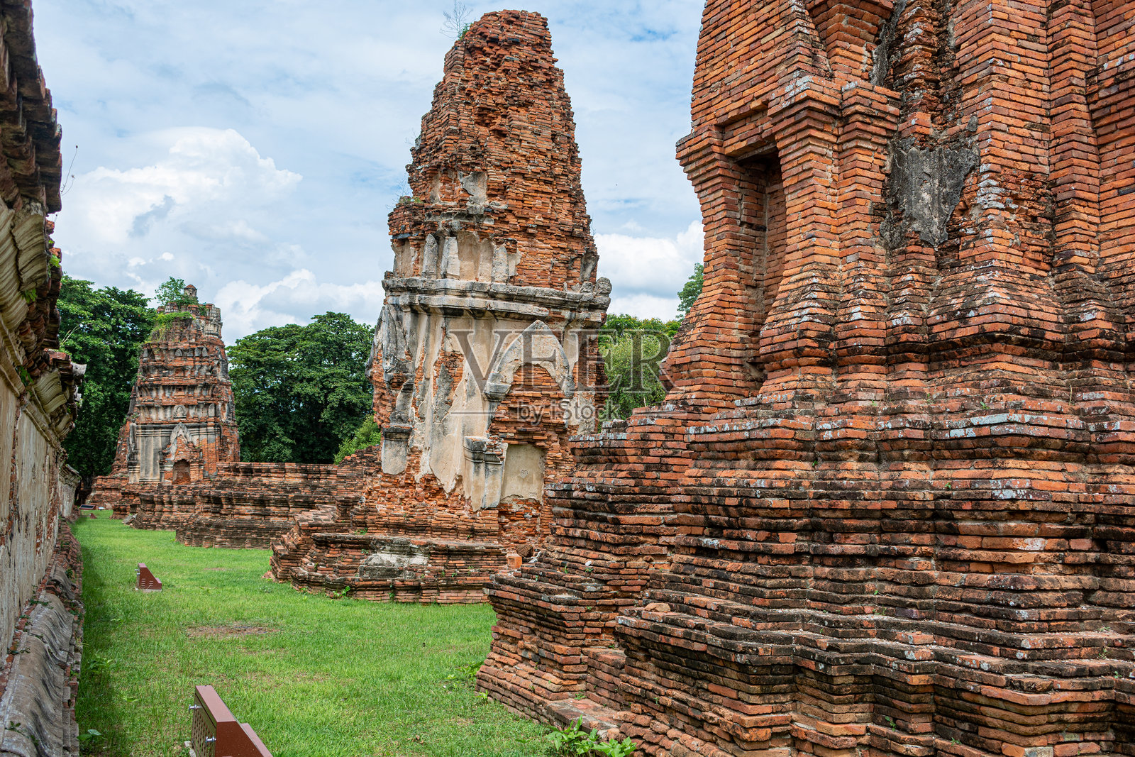 泰国大城府的瓦特玛哈塔寺中的古城照片摄影图片