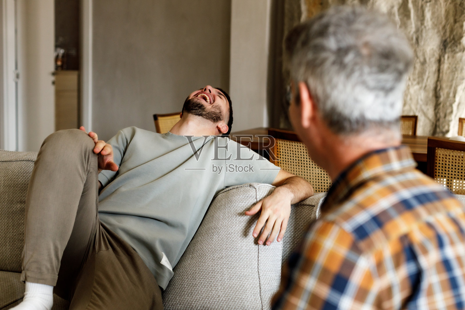 一个十七岁的少年正在与他的父亲共享时光照片摄影图片