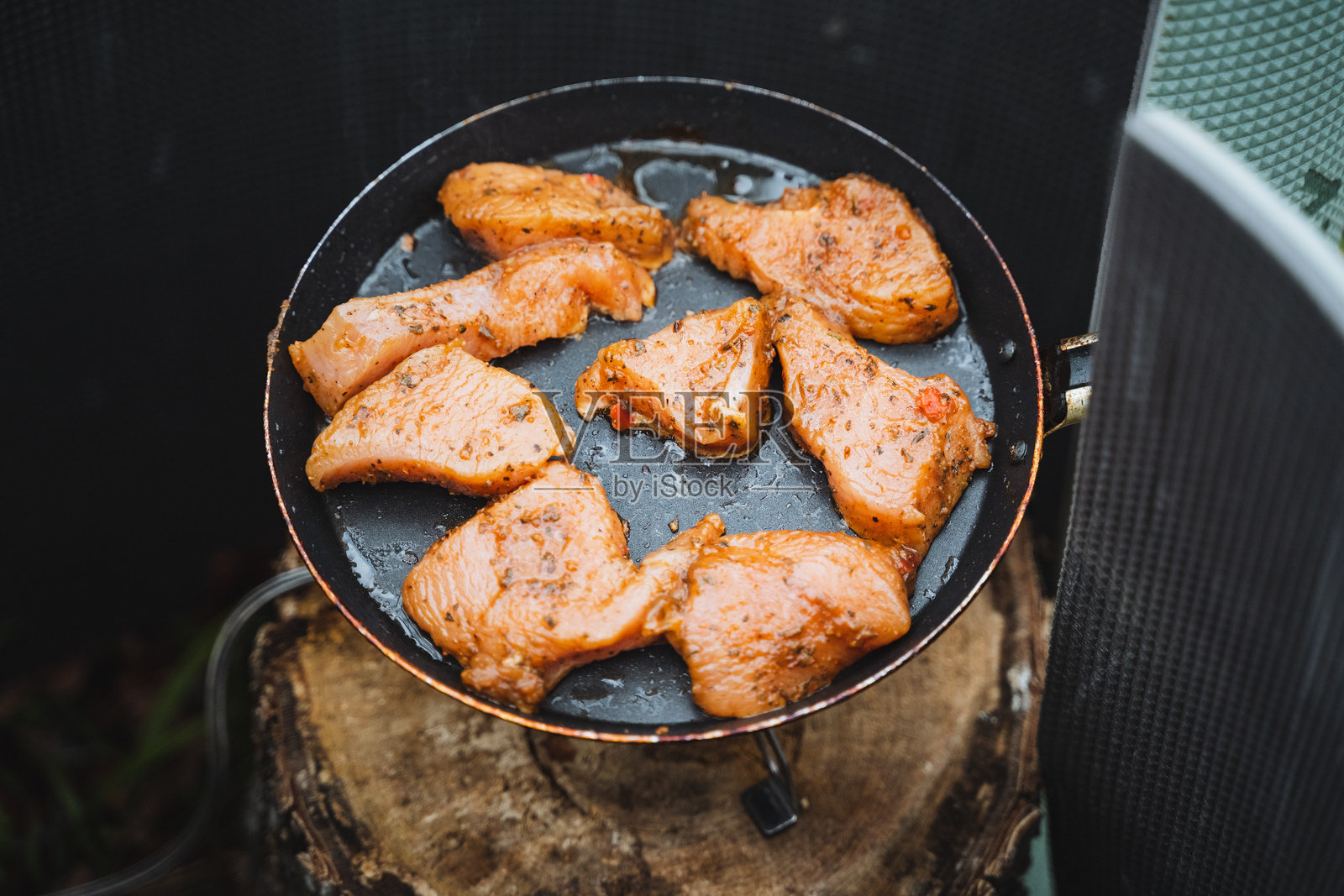 在下次户外探险中，体验在便携式烤架上烤制美味腌制鸡胸肉的乐趣。照片摄影图片