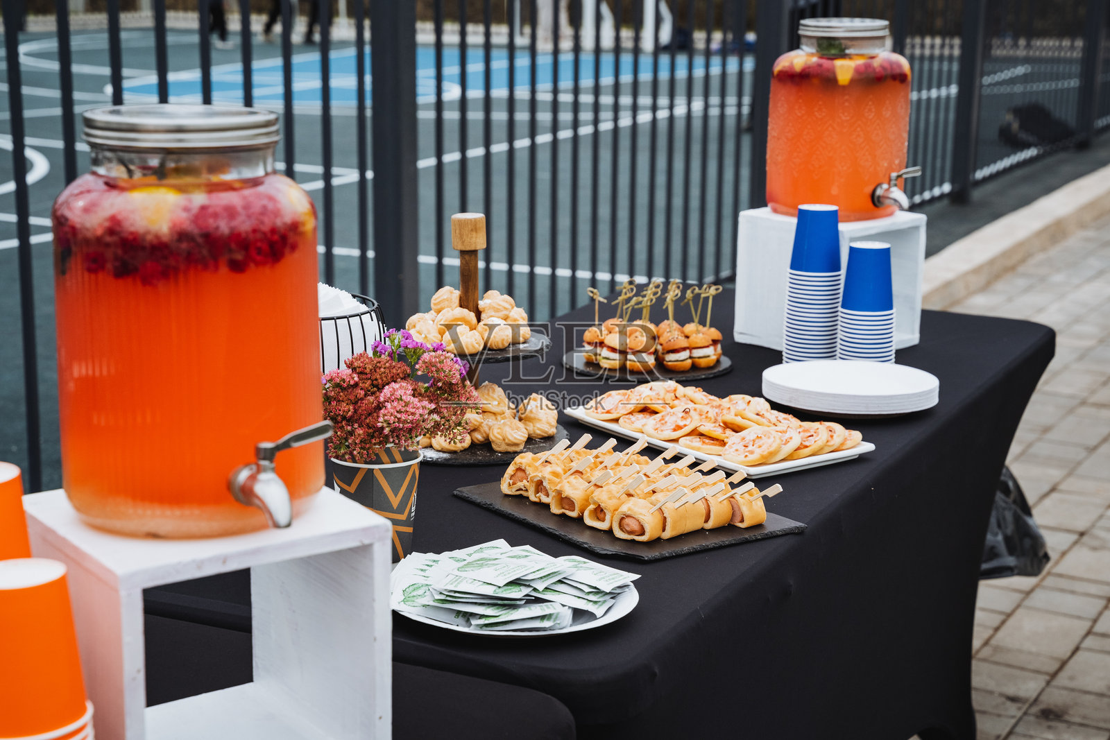 一张精美布置的餐桌展示了各种美味的食物和饮品，优雅地为大家共同享用和分享，营造出和谐愉悦的团聚氛围。照片摄影图片