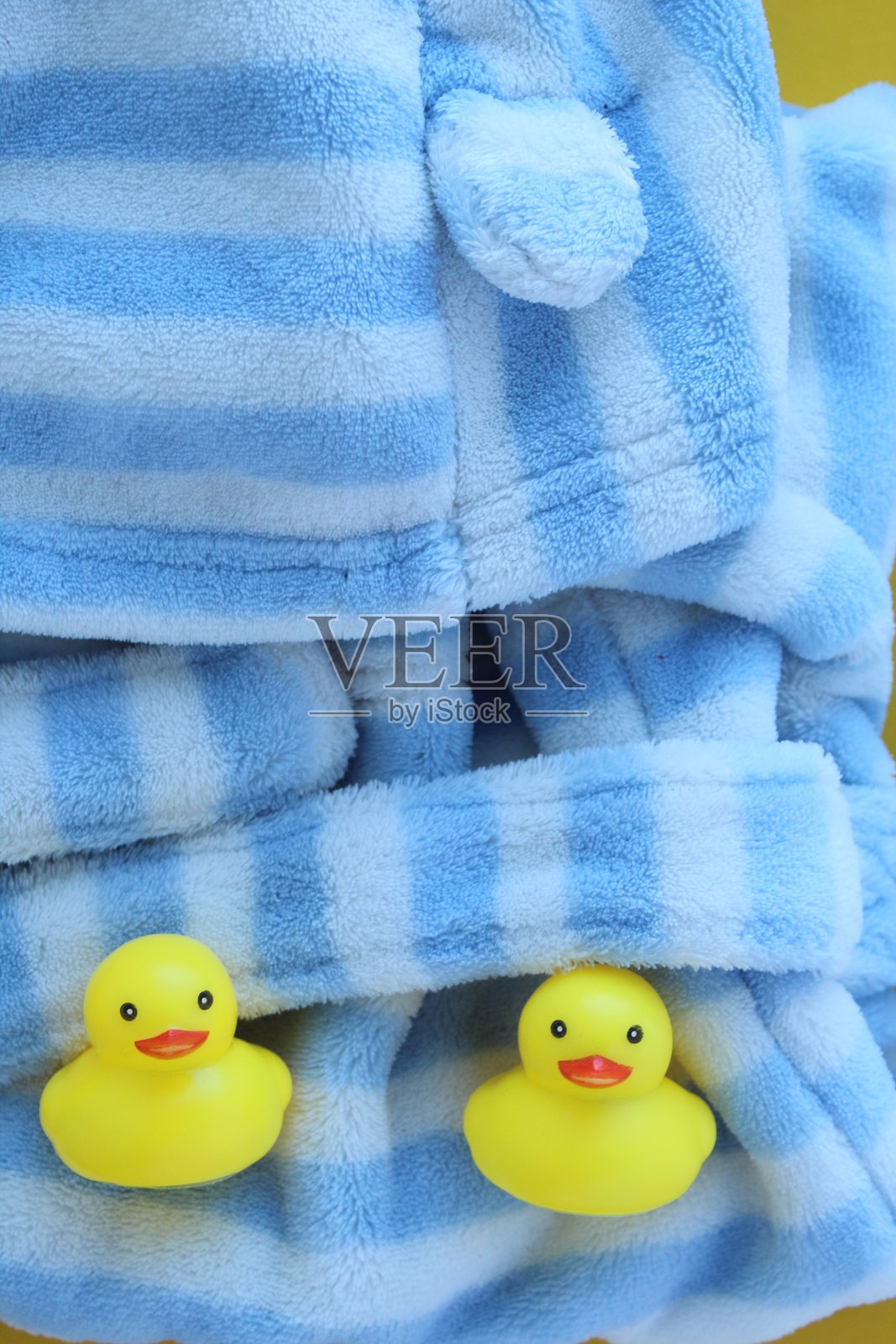 橡胶运动裤躺在柔软的白色蓝色长袍上照片摄影图片