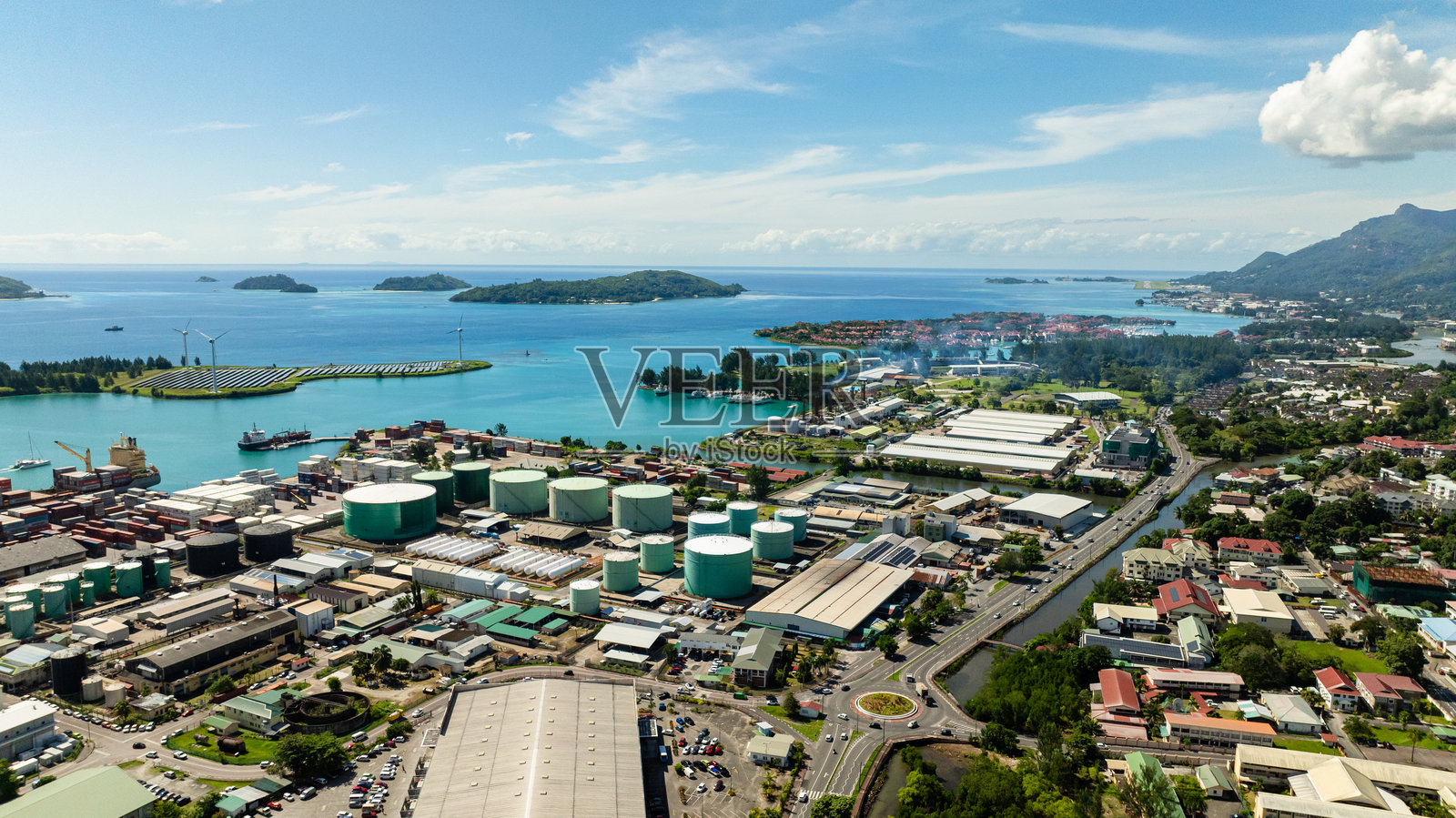 塞舌尔，马埃岛的工业港口，配有储罐和货物集装箱。照片摄影图片