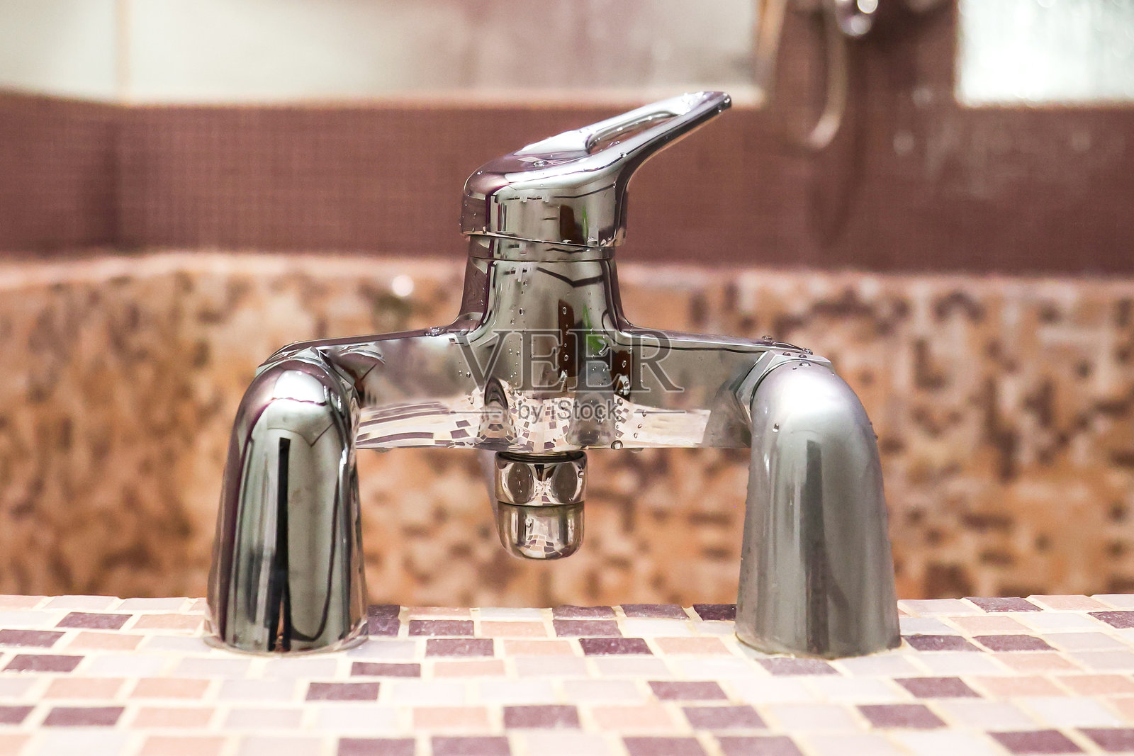 豪华浴室中的水龙头混合器照片摄影图片