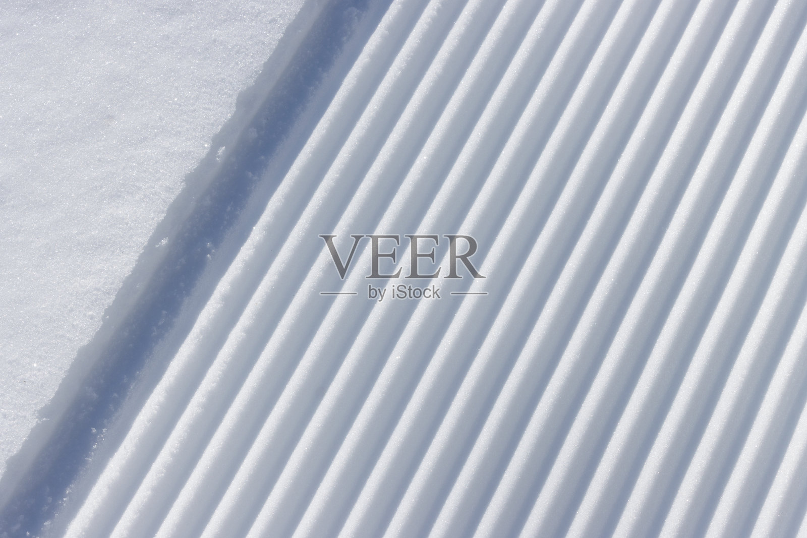 明亮白雪平面上的对角沟槽和条纹照片摄影图片