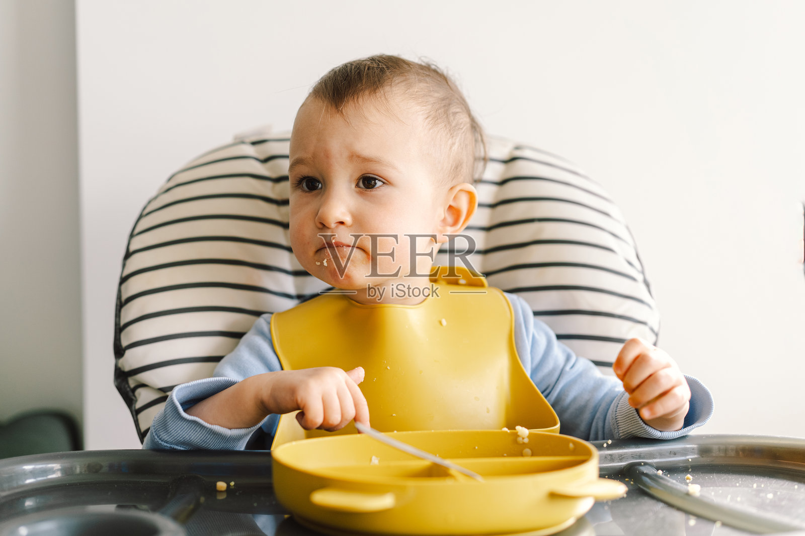 小孩拥有均衡的营养。照片摄影图片