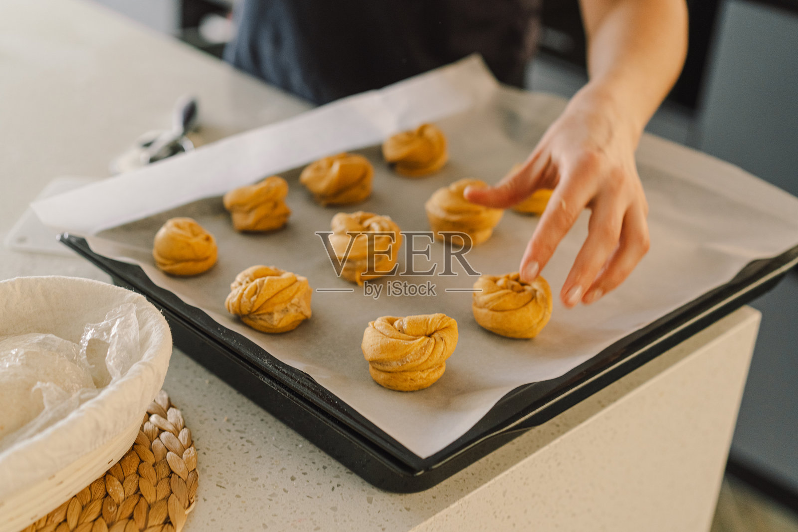 女人为烘焙准备面团照片摄影图片