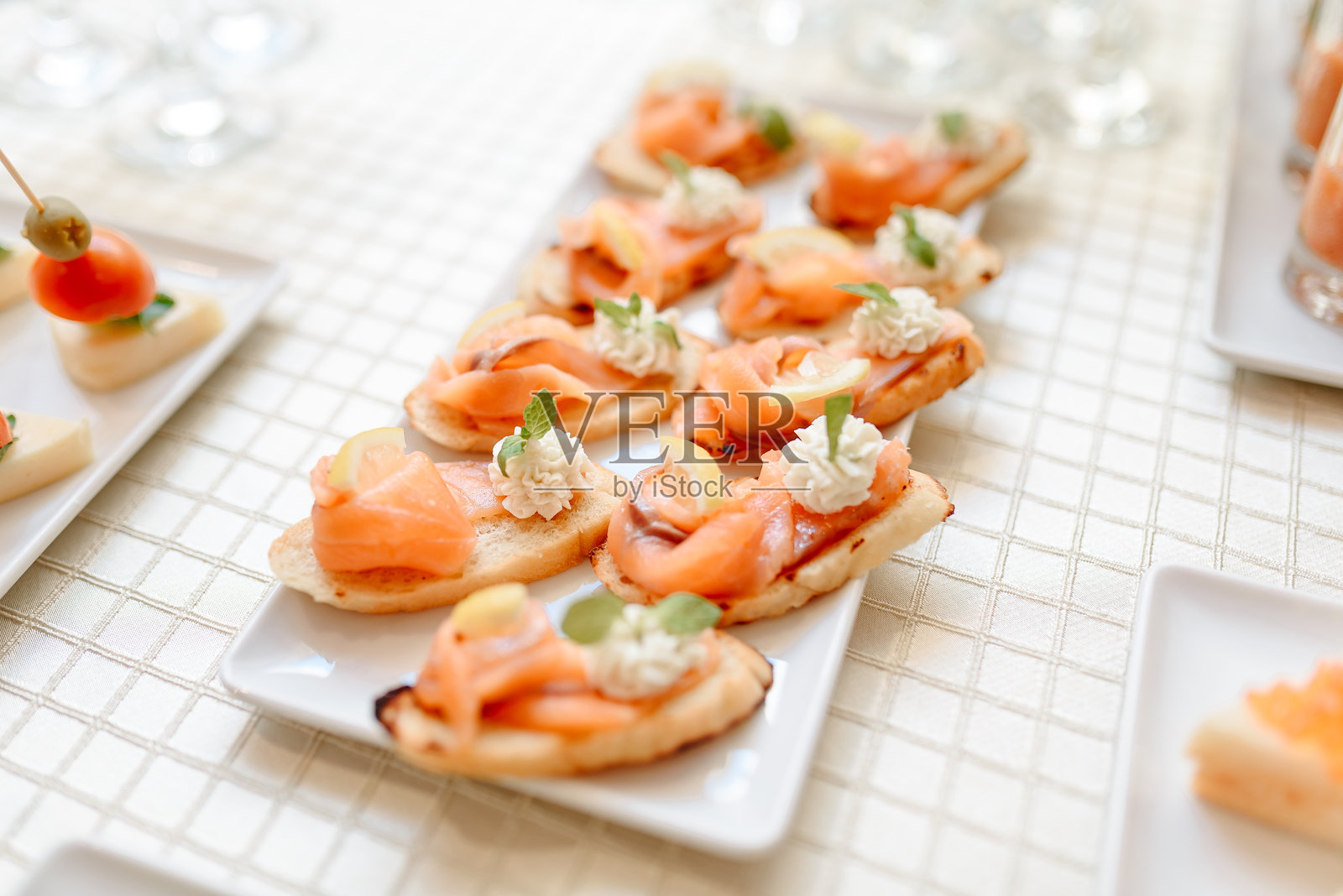 美味的开胃小点心摆放在白色盘子上照片摄影图片