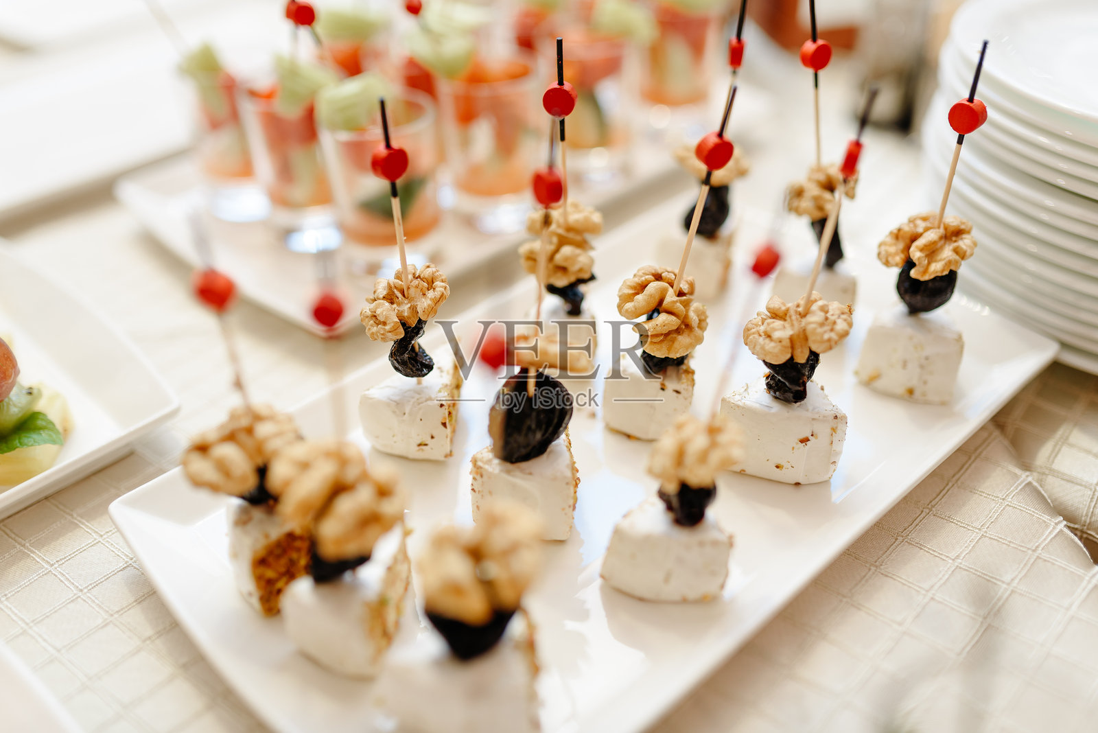 美味的开胃小点心摆放在白色盘子上照片摄影图片