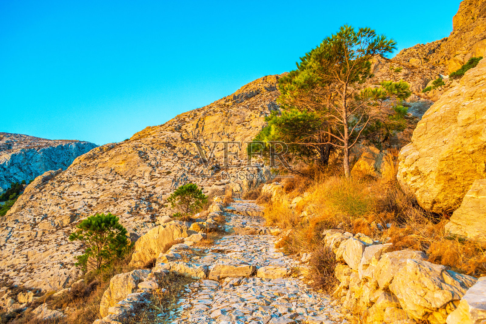 希腊圣托里尼梅萨沃诺山的徒步小径照片摄影图片