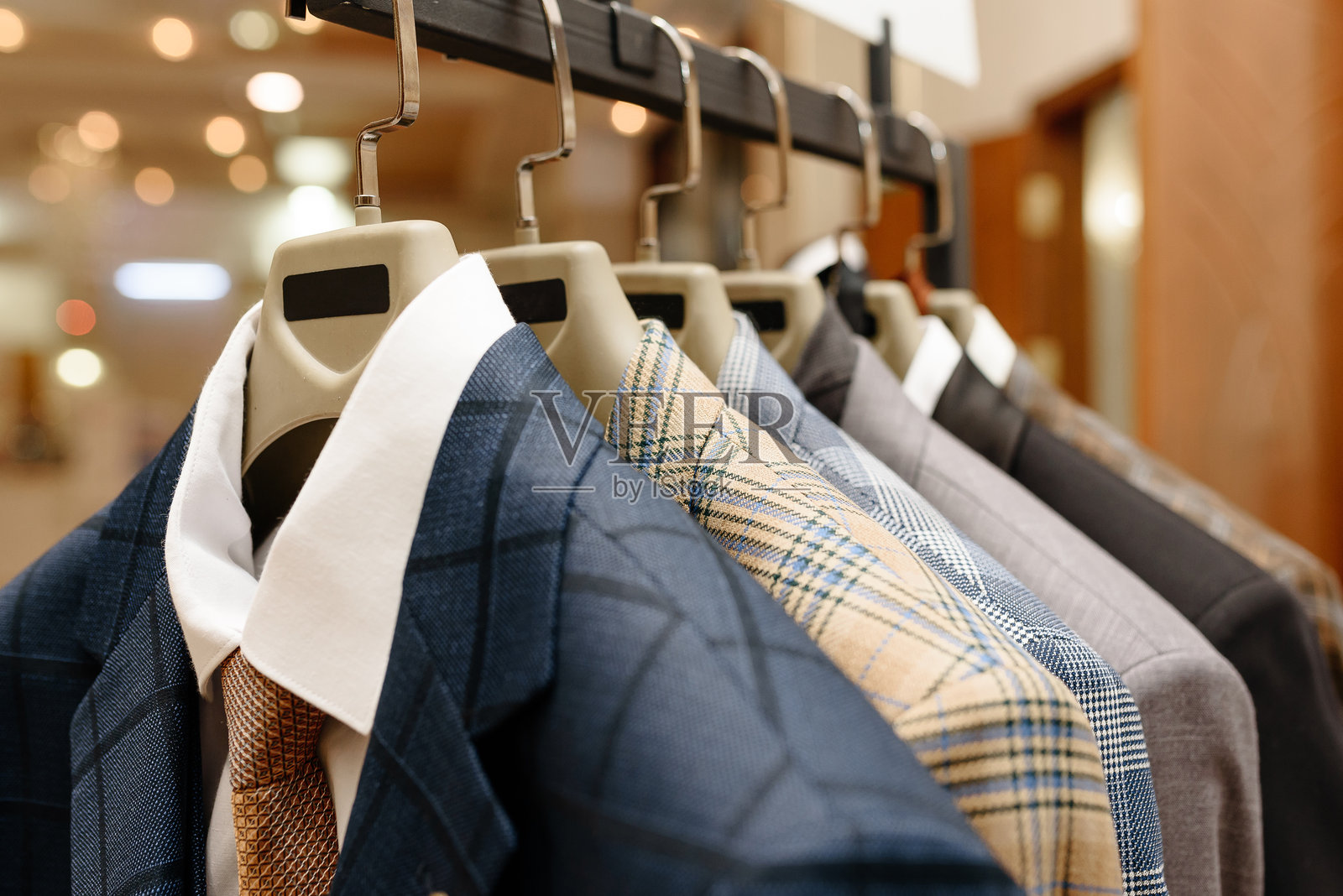 男士夹克挂在展厅的衣架上照片摄影图片