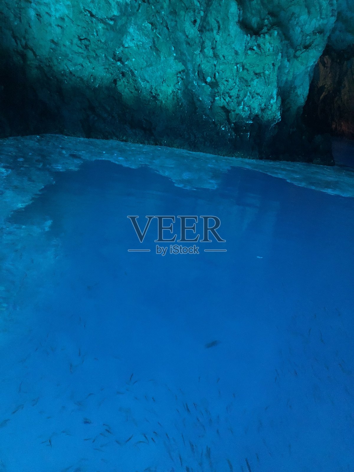 克罗地亚维斯岛的田园诗般的亚得里亚海蓝色洞穴照片摄影图片