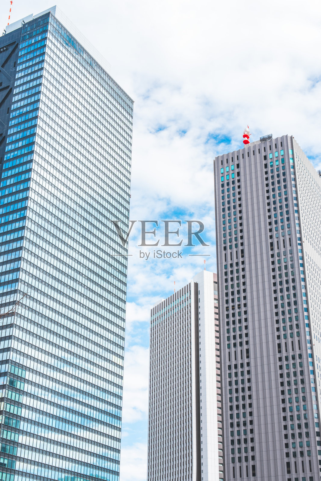 现代摩天大楼在日本东京直冲天空照片摄影图片