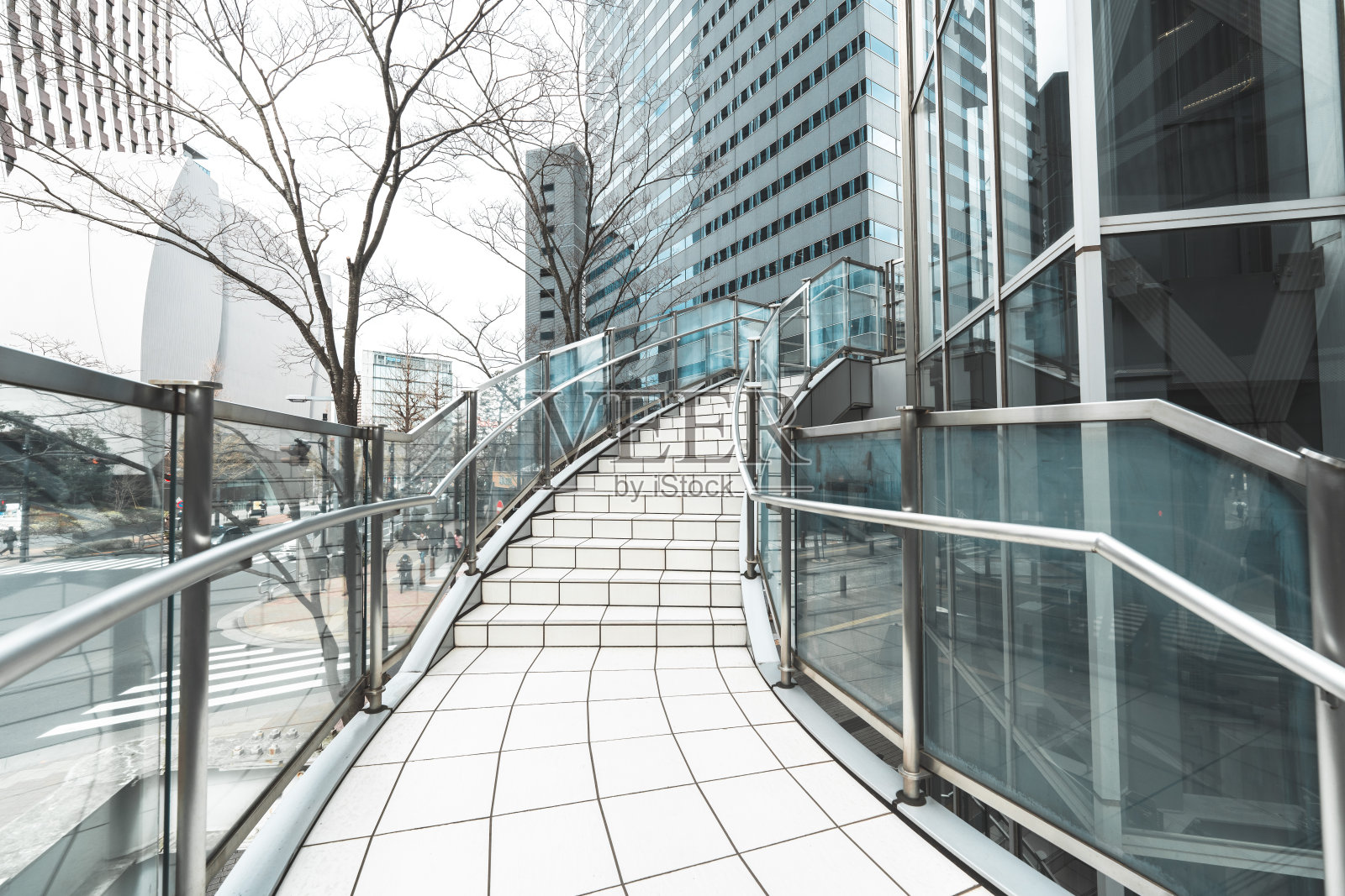 现代白色螺旋楼梯在东京商业区向上延伸照片摄影图片