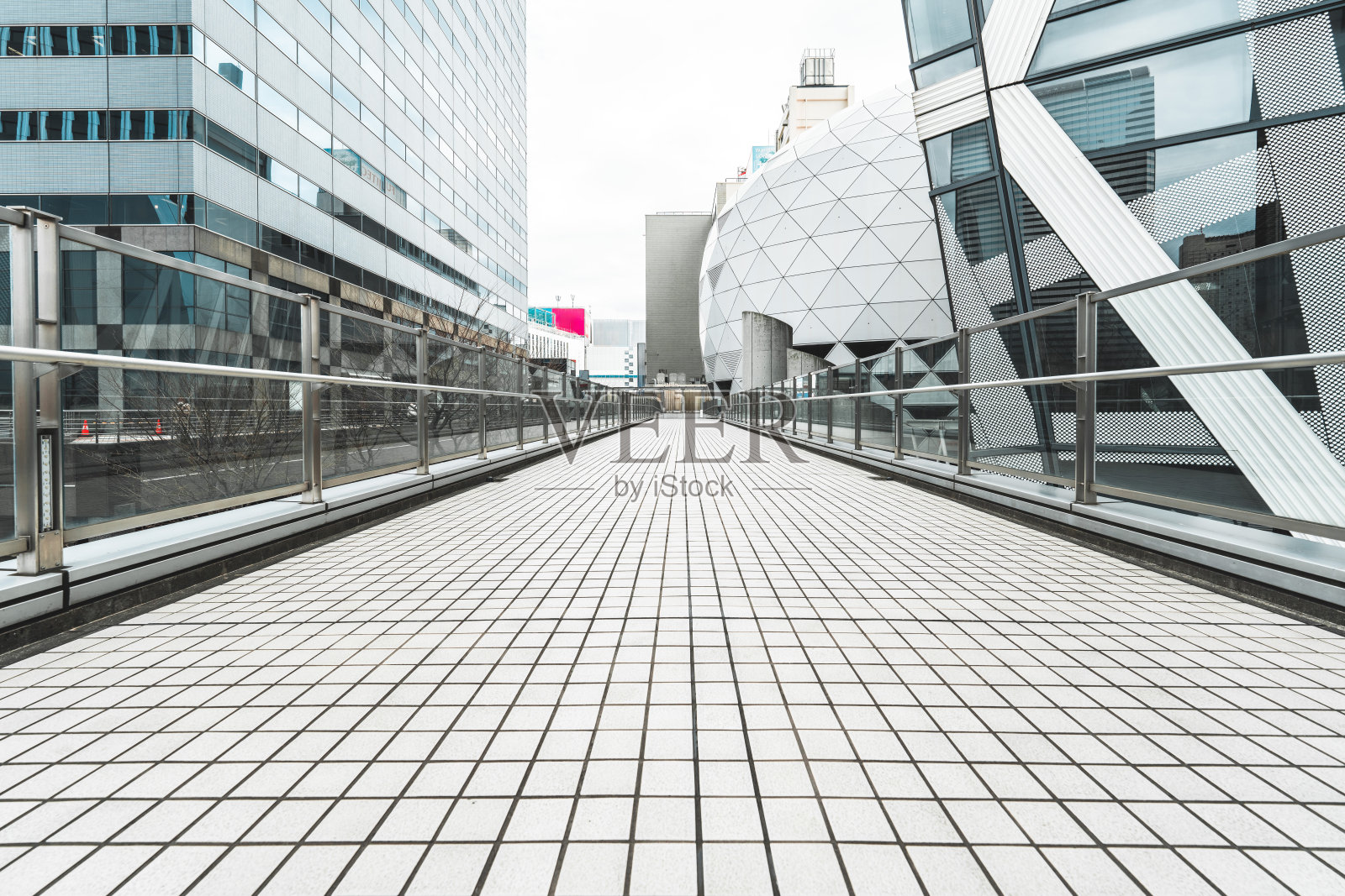 现代瓷砖人行道穿过东京商业区照片摄影图片