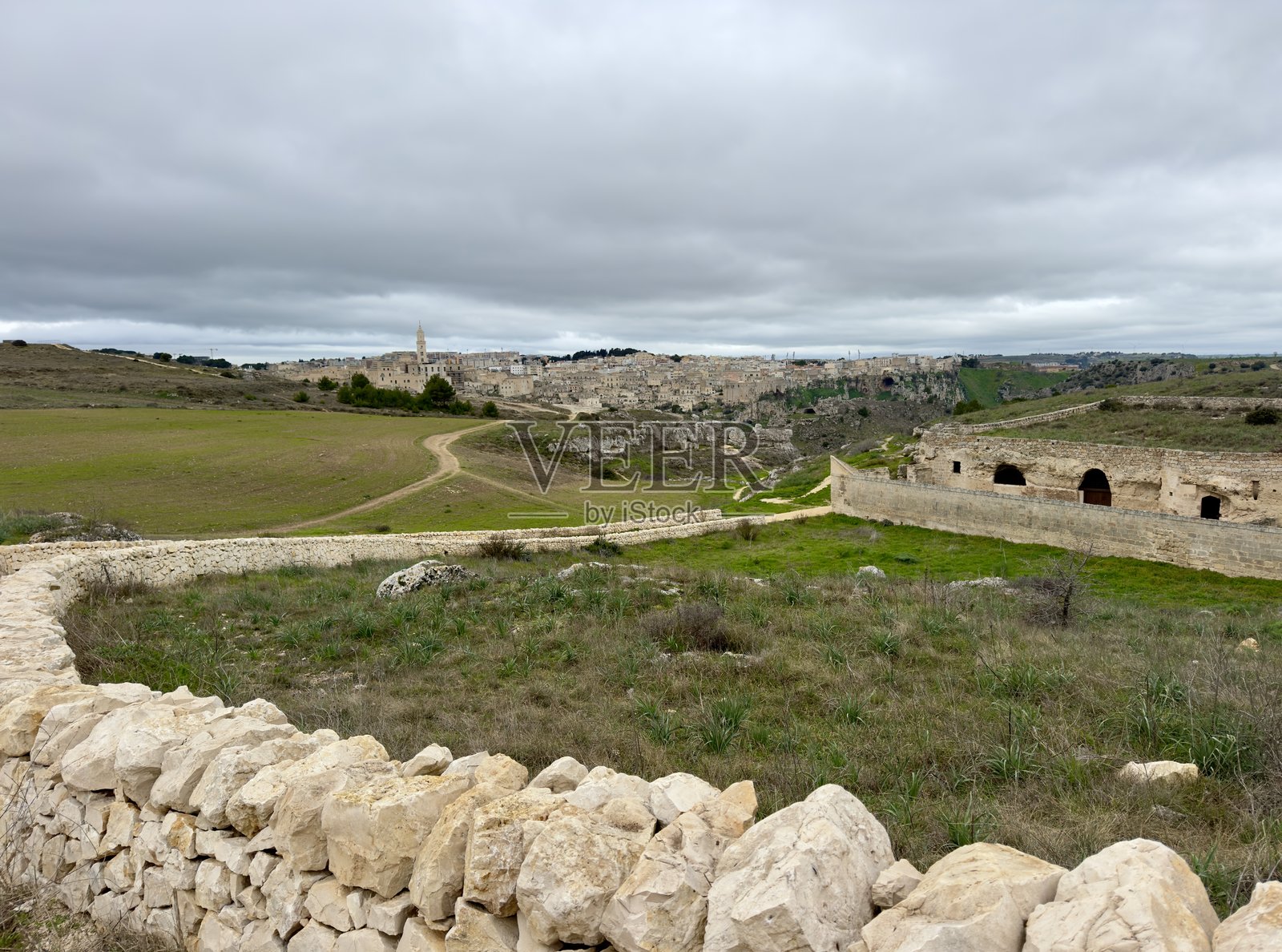 从峡谷对面看马泰拉照片摄影图片