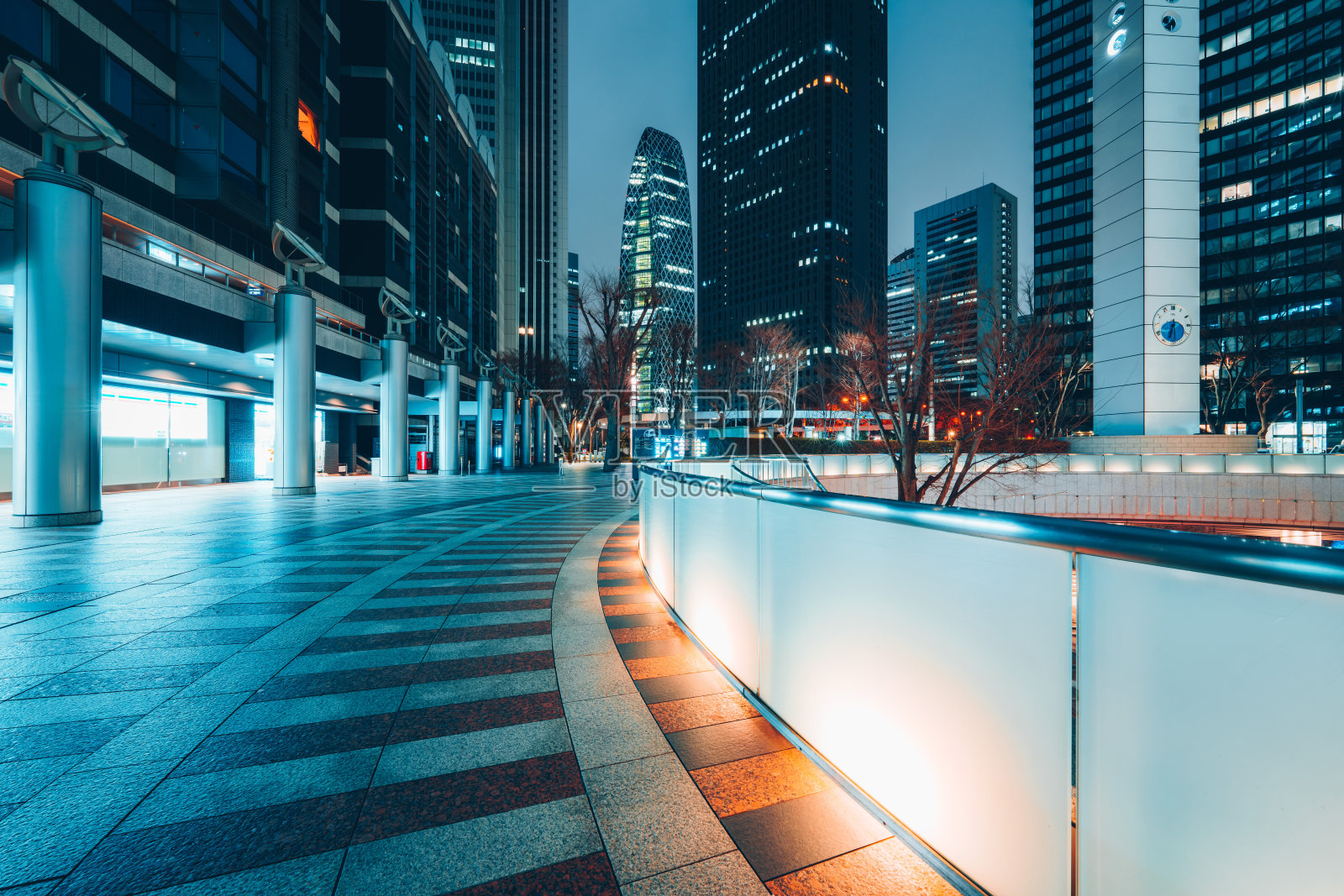 东京新宿办公园区的空旷人行道照片摄影图片