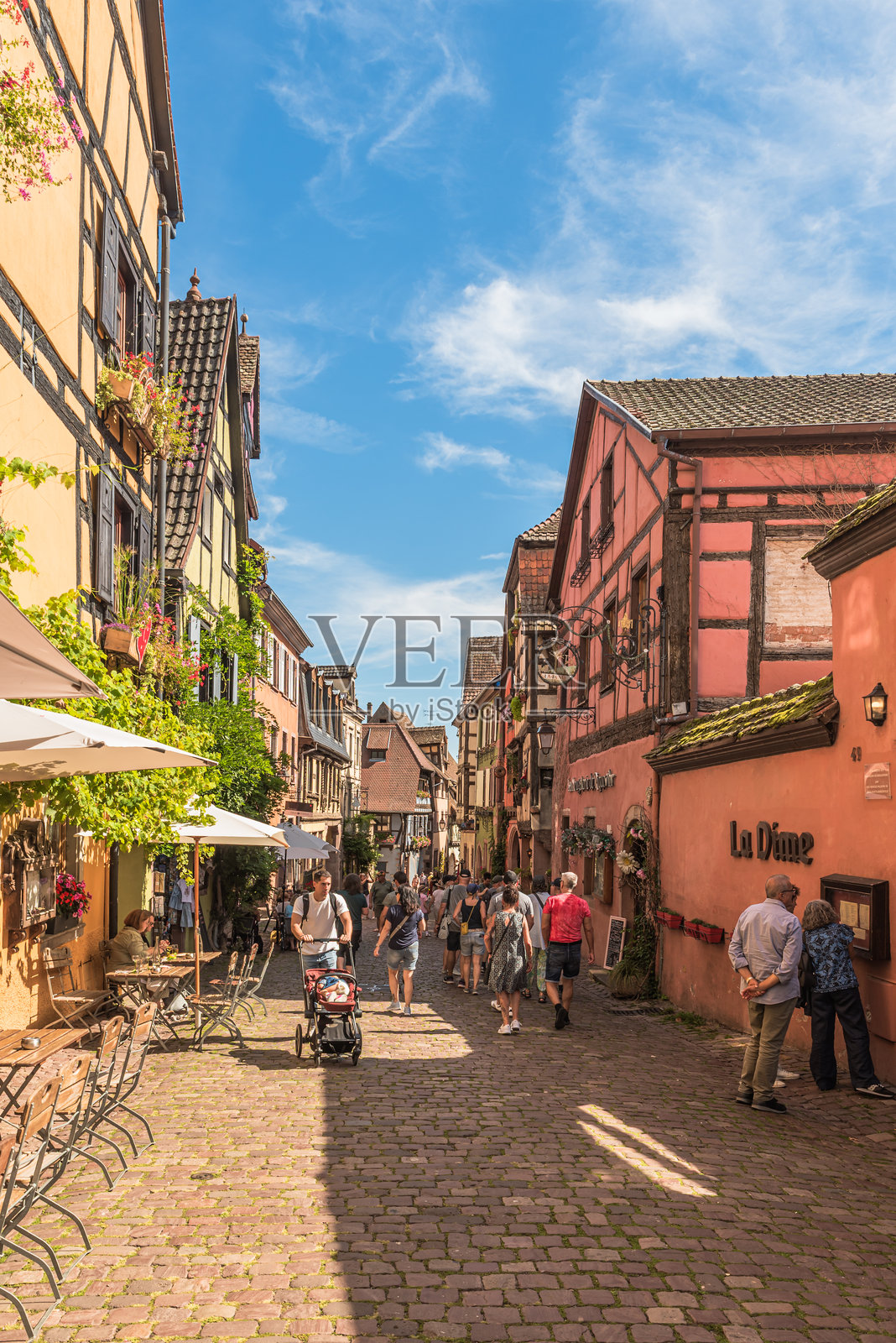 法国阿尔萨斯里夸维尔古镇的主街，两旁是历史悠久的房屋照片摄影图片