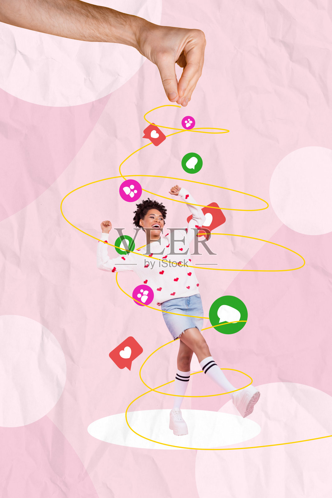 巨大的手在撒播短信般的心形通知图标，象征新关注者的反应反馈的3D合成照片拼贴图。照片摄影图片