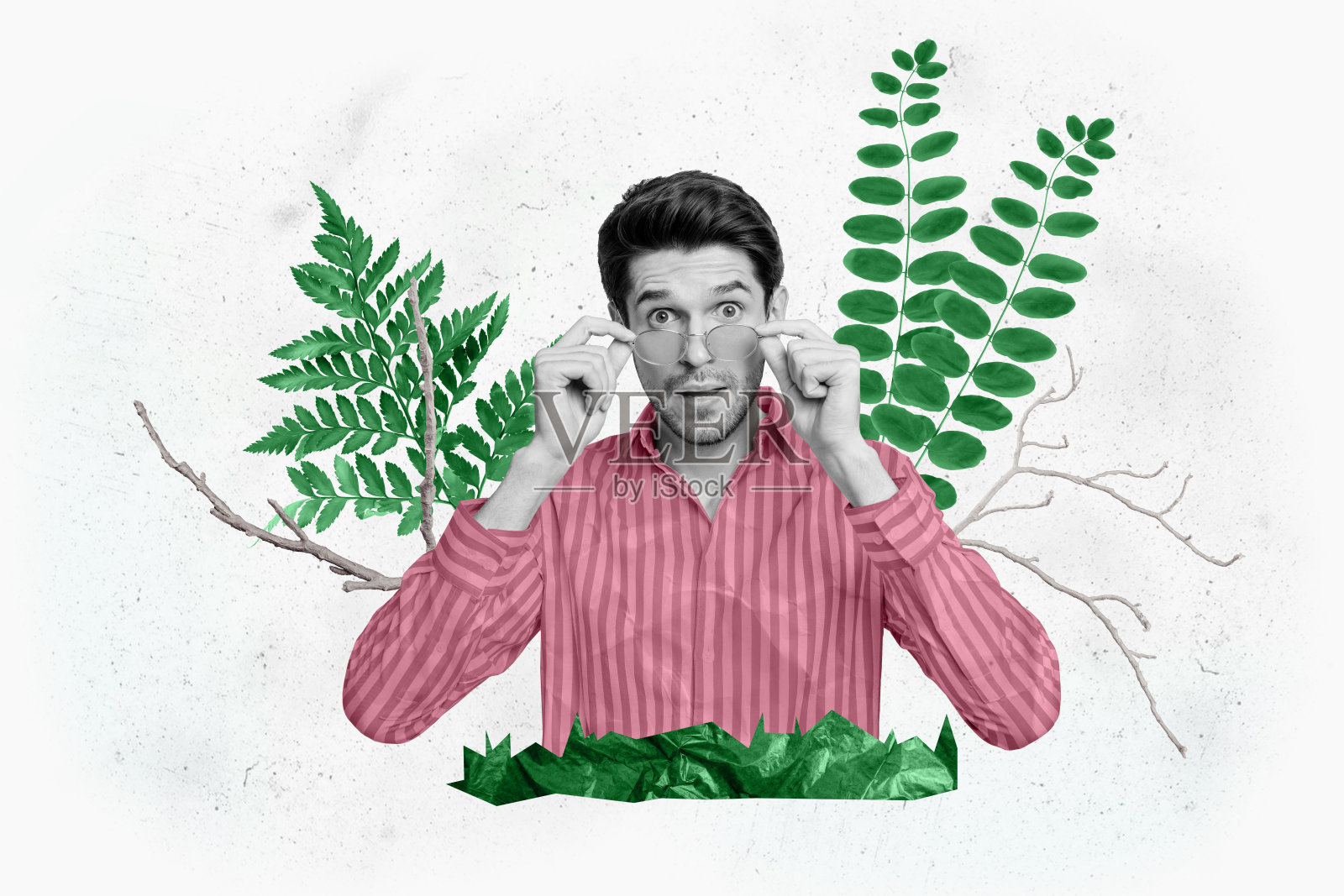 无声惊讶的黑白效果男士，双手触摸眼镜，难以置信的树枝和叶子，独立于创意背景之上。照片摄影图片