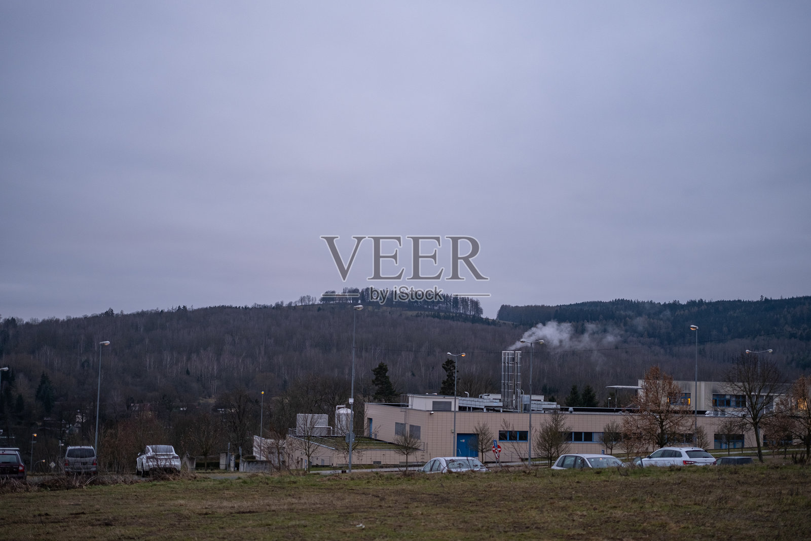 山地风景中的工业建筑与烟雾照片摄影图片