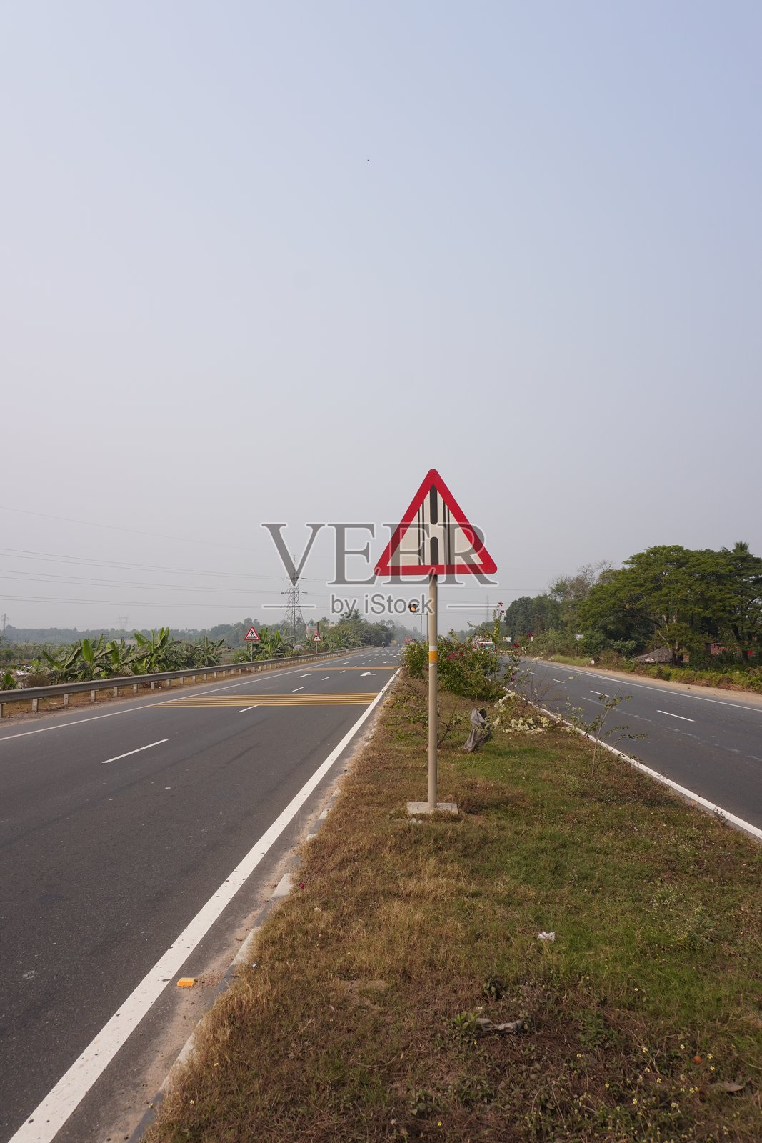 指示双车道或分隔高速公路结束的路标照片摄影图片