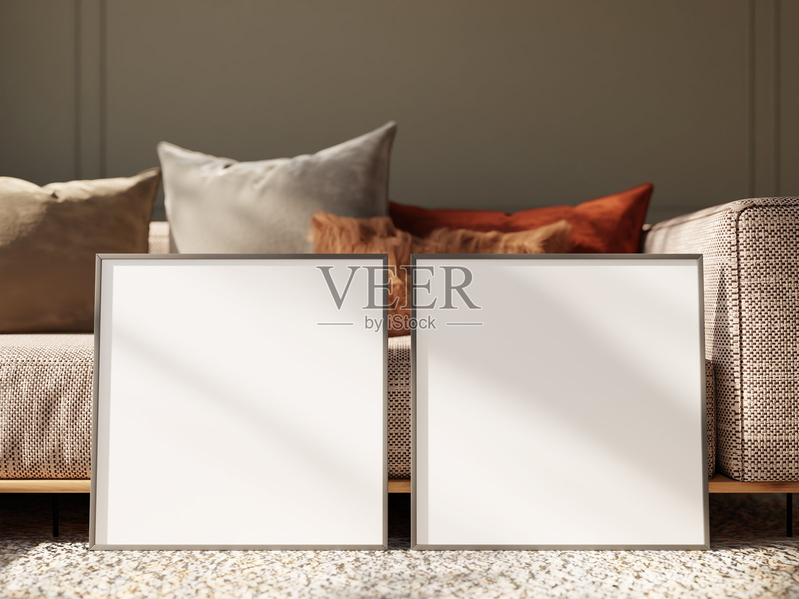 优雅的空白海报框架展示在温馨的客厅中照片摄影图片