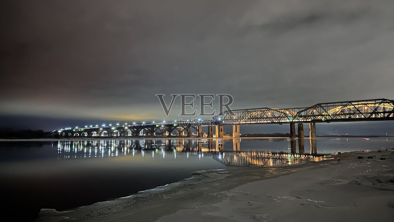 一座桥在夜晚横跨一条河流照片摄影图片