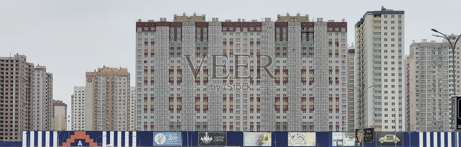 新的高层公寓建筑，全景。乌克兰基辅，奥索科尔基 - 2025年2月11日照片摄影图片