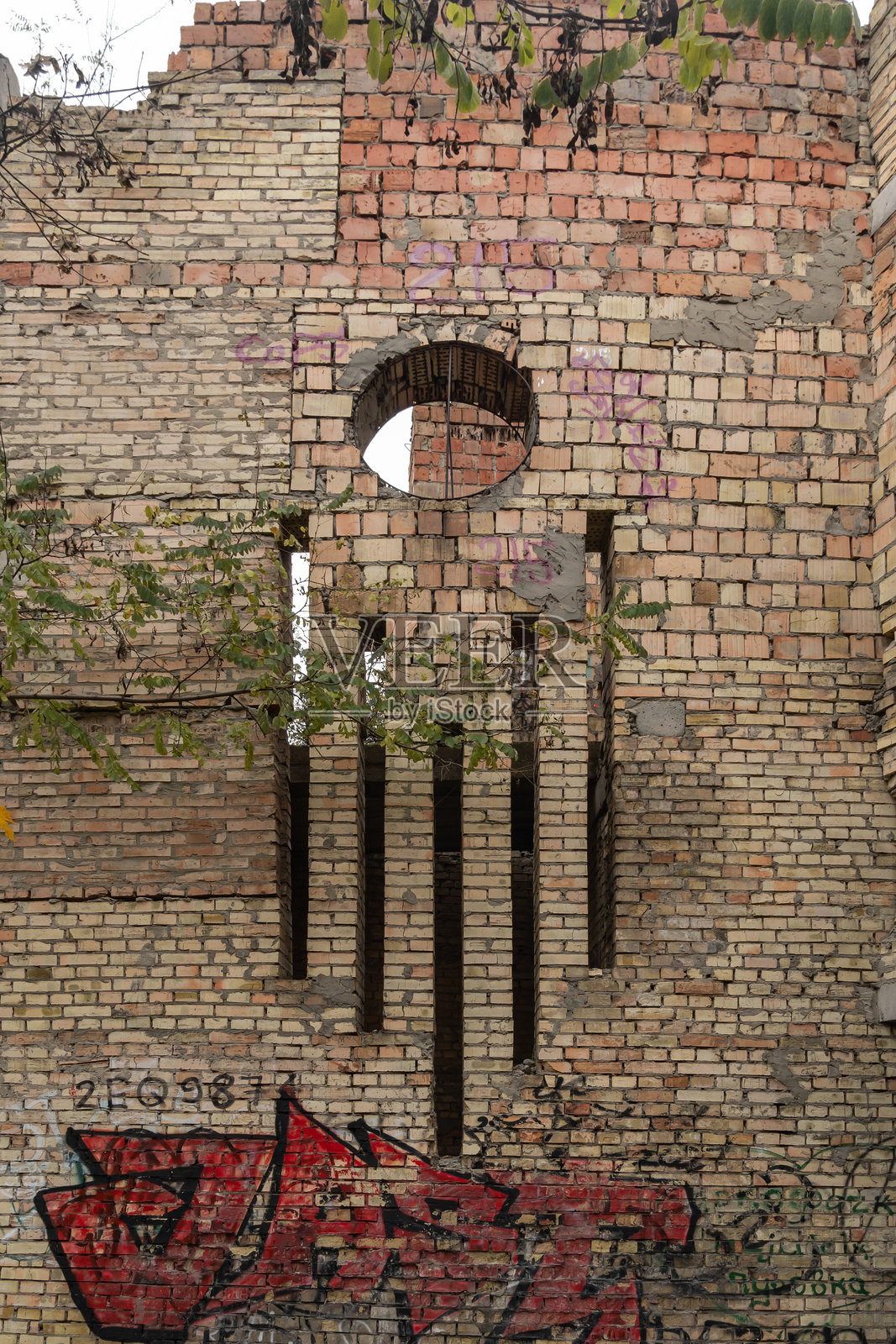Old large brick abandoned unfinished building of the Palace of Culture from the late 1980s.. Vynohradar, Kyiv, Ukraine - November 10, 2024.照片摄影图片