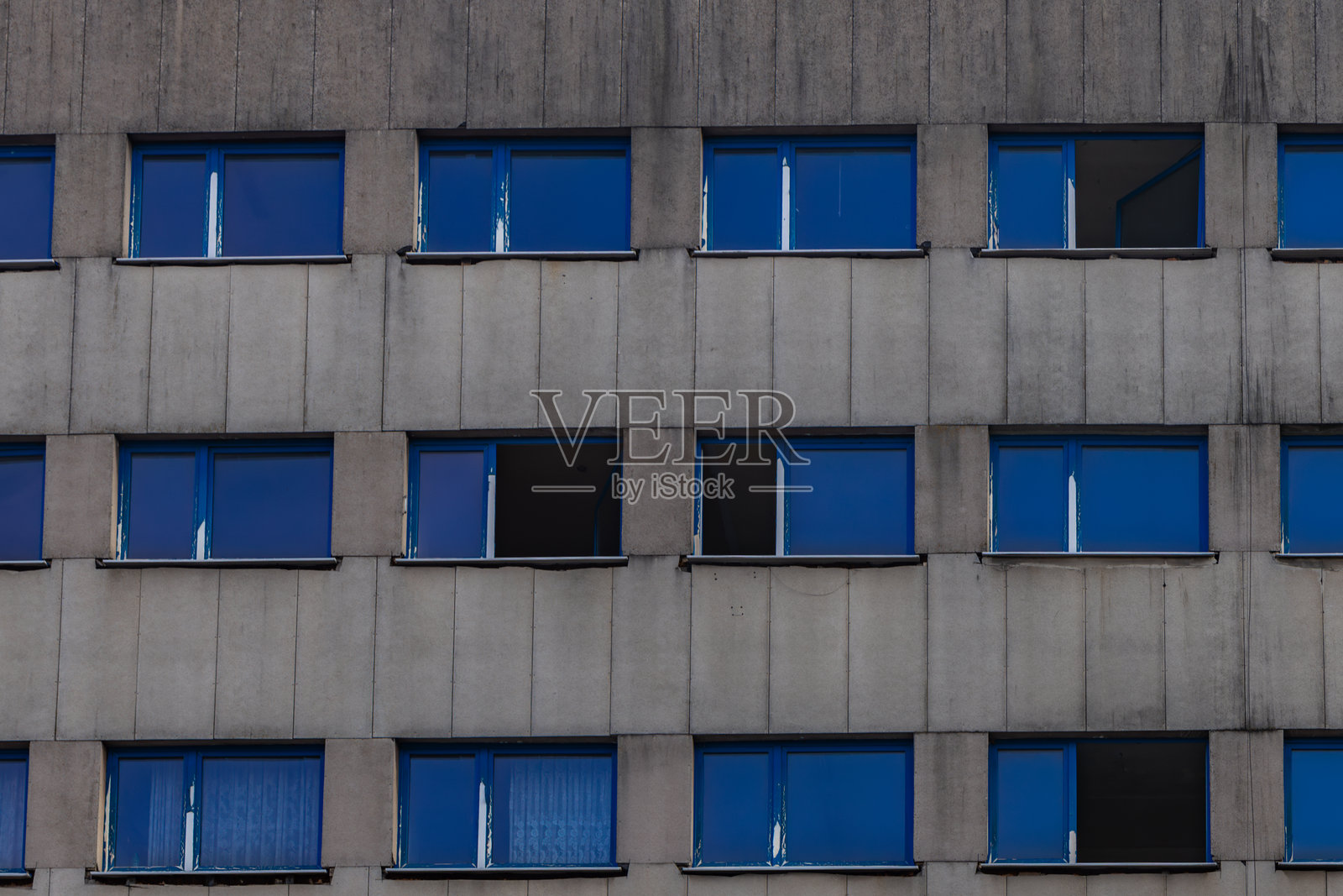 废弃的老办公楼，破碎的窗户，市中心的毁坏建筑，关闭的办公室，波兰员工的大规模裁员照片摄影图片