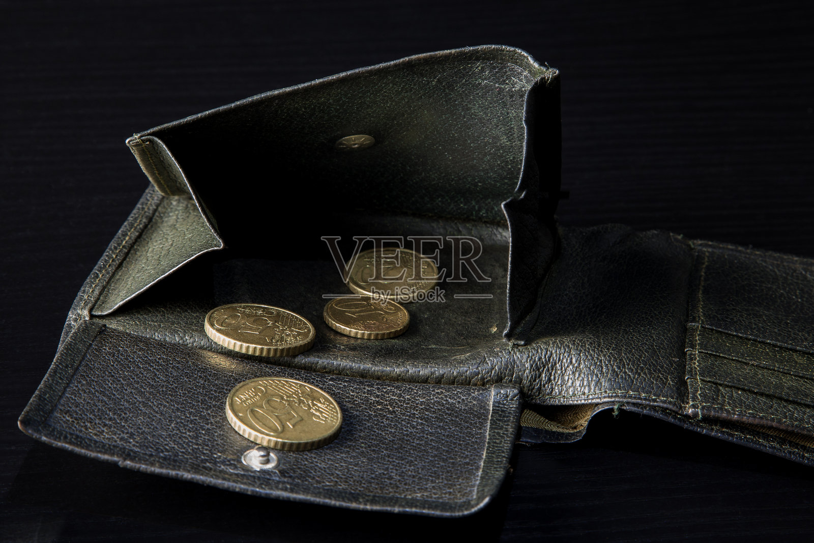 空钱包，危机的代价。照片摄影图片