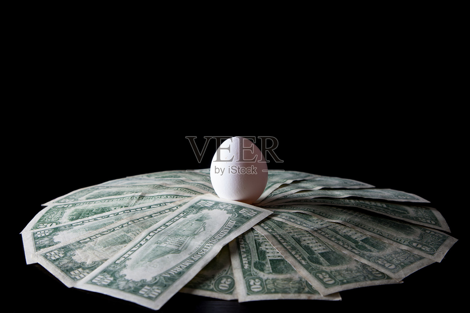 美元巢中的鸡蛋，象征着美国食品危机的严峻标志。照片摄影图片