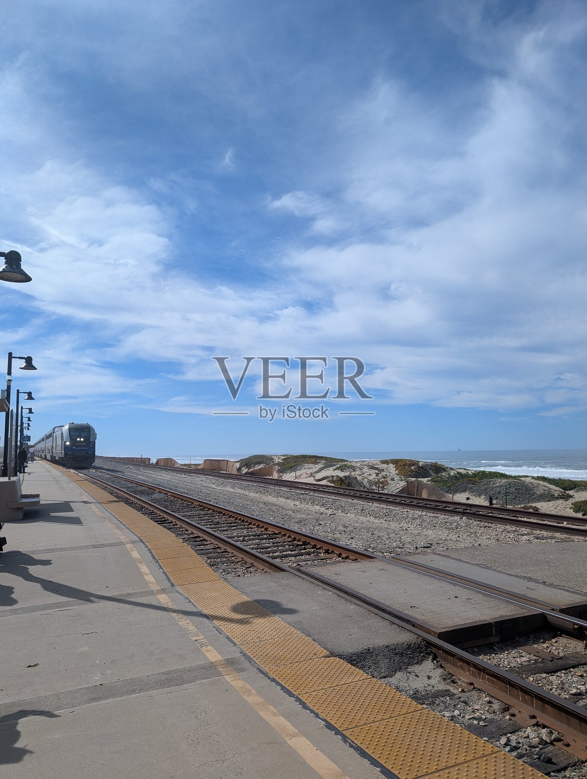 火车来了照片摄影图片