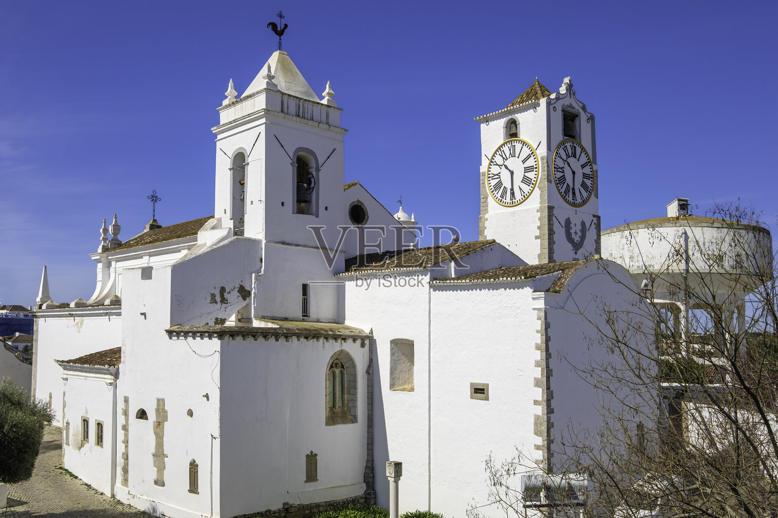塔维拉（阿尔加维，葡萄牙）的圣玛丽教堂照片摄影图片