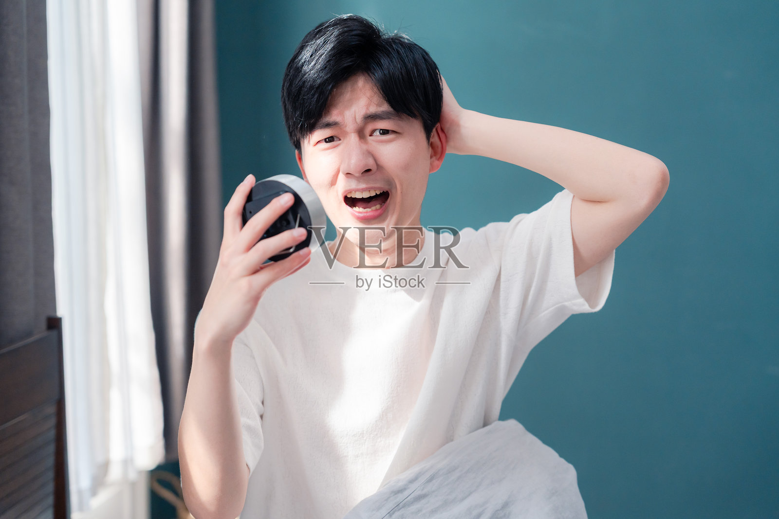 一个年轻人睡过头，正匆忙赶路照片摄影图片