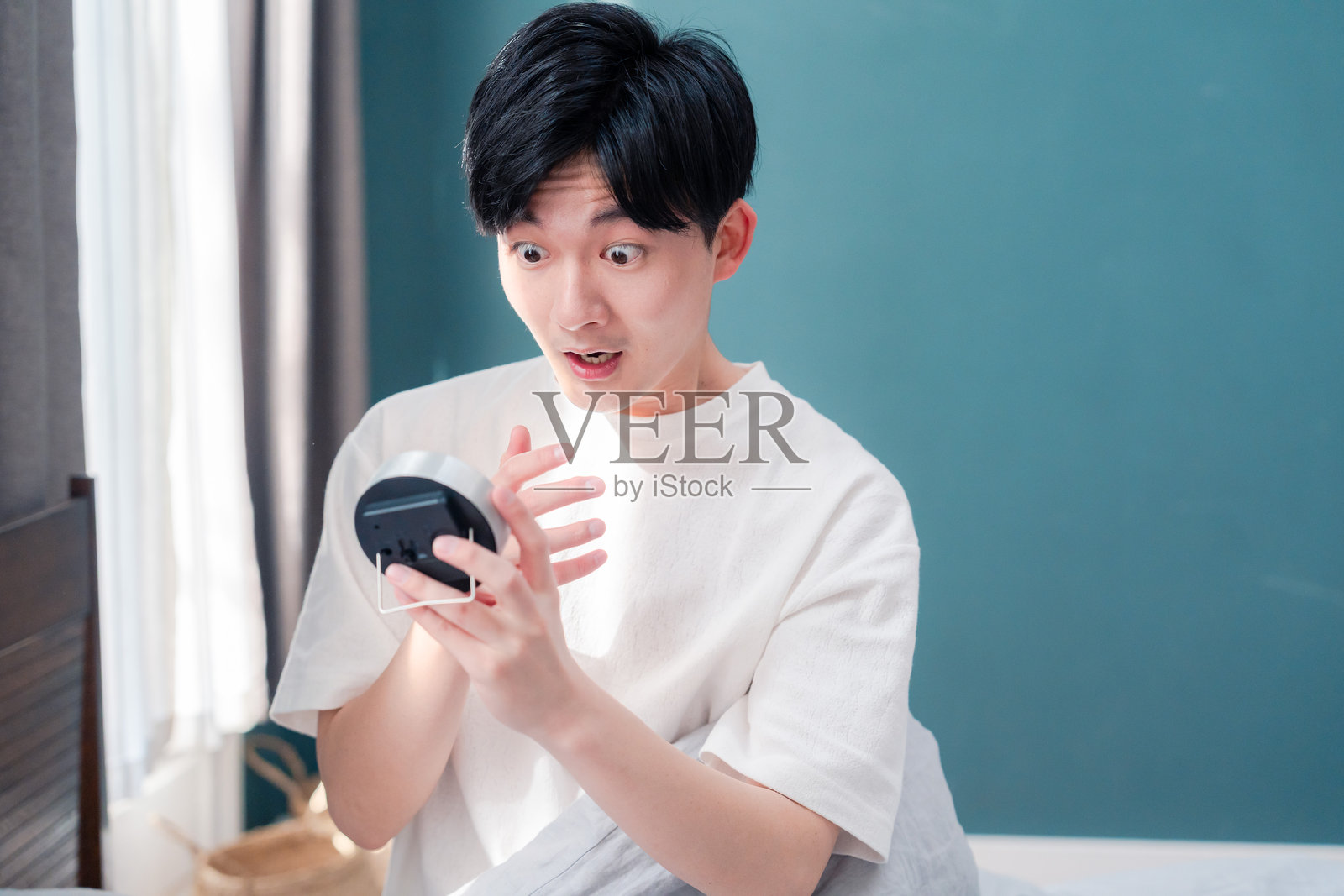 一个年轻人睡过头，正匆忙赶路照片摄影图片