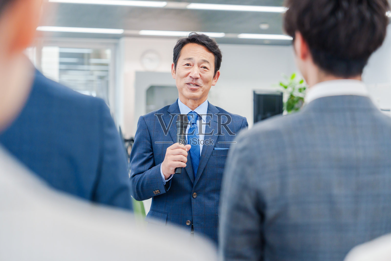 一位管理层人士在办公室召开早晨会议。照片摄影图片