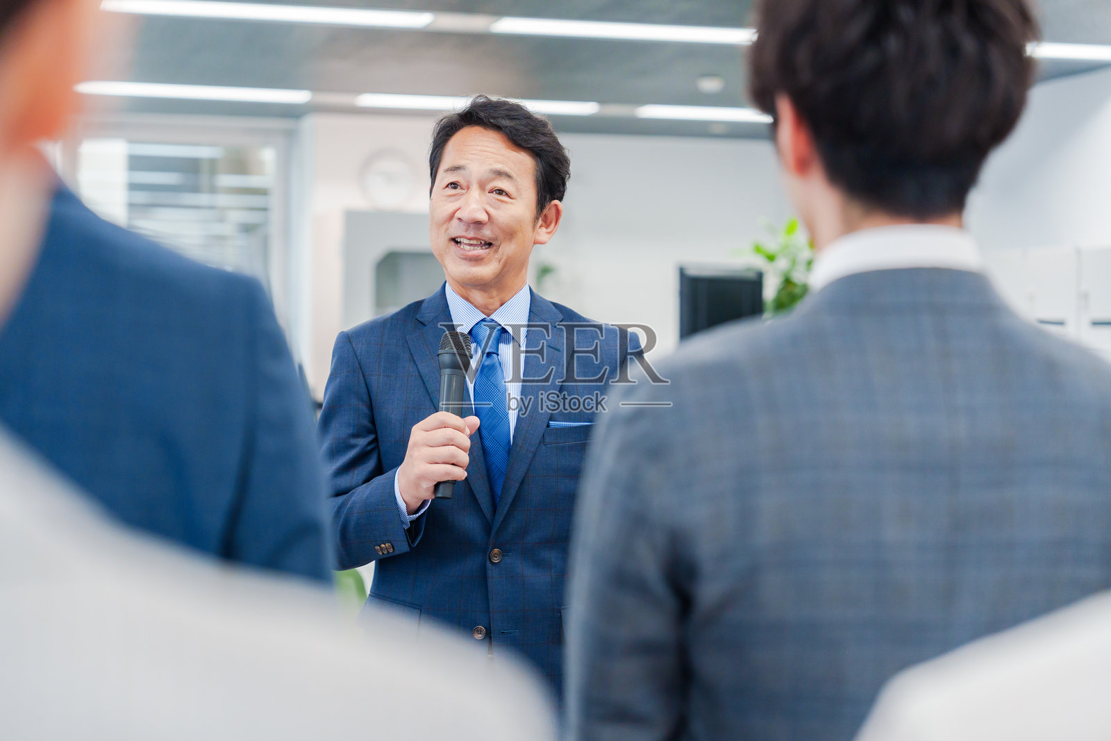 一位管理层人士在办公室召开早晨会议。照片摄影图片