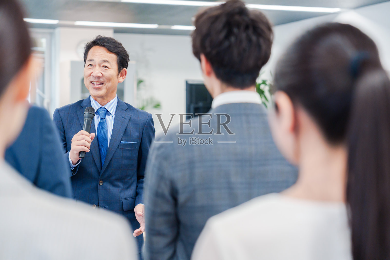 一位管理层人士在办公室召开早晨会议。照片摄影图片