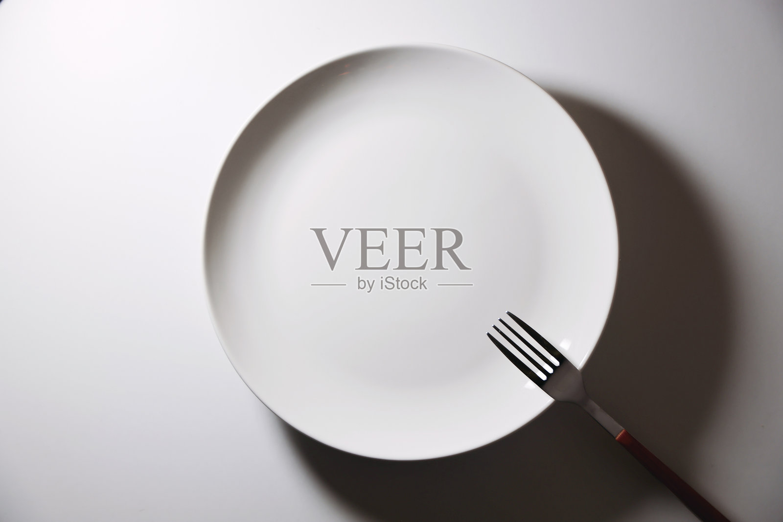 空白的白色盘子和叉子照片摄影图片