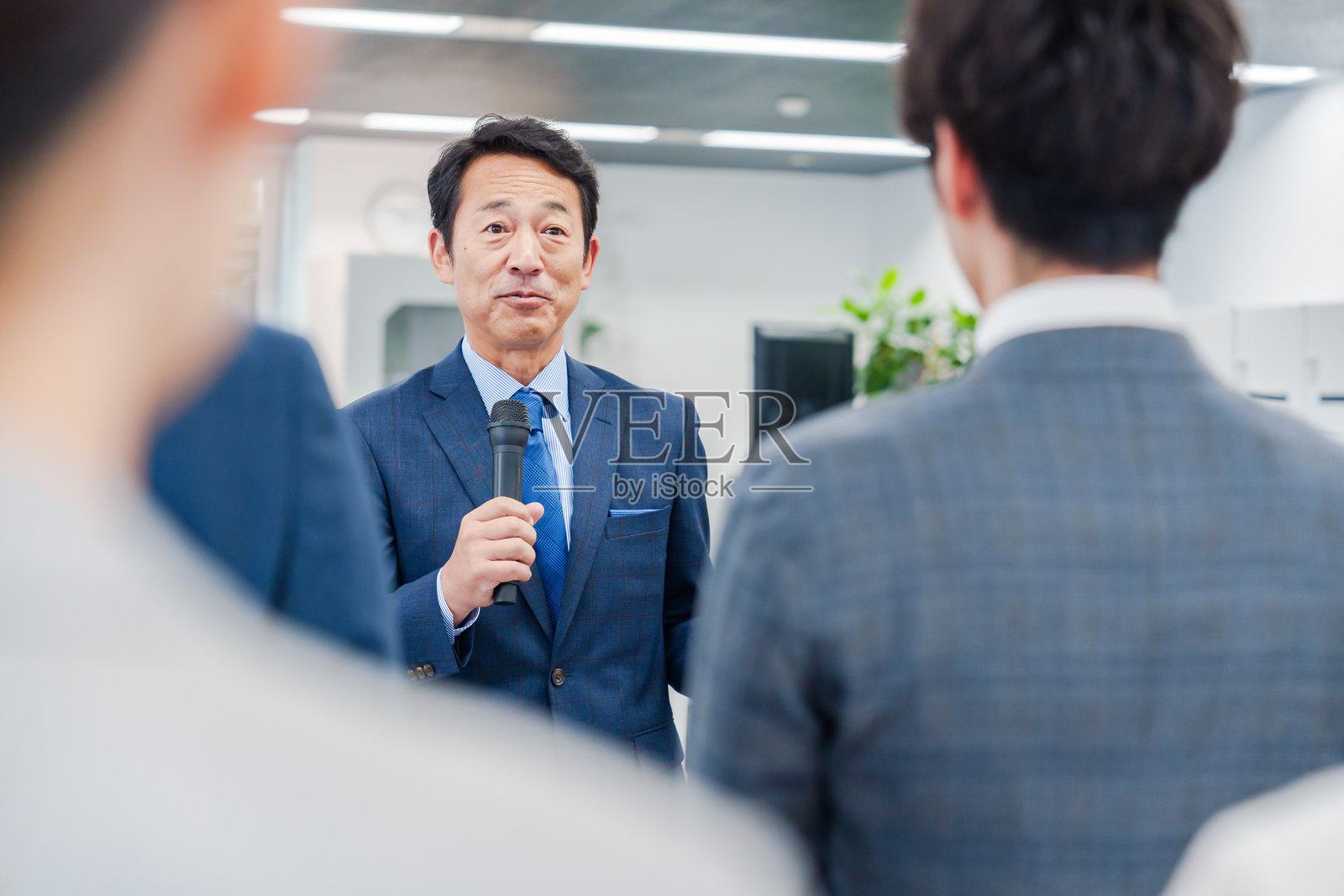 一位管理层人士在办公室召开早晨会议。照片摄影图片