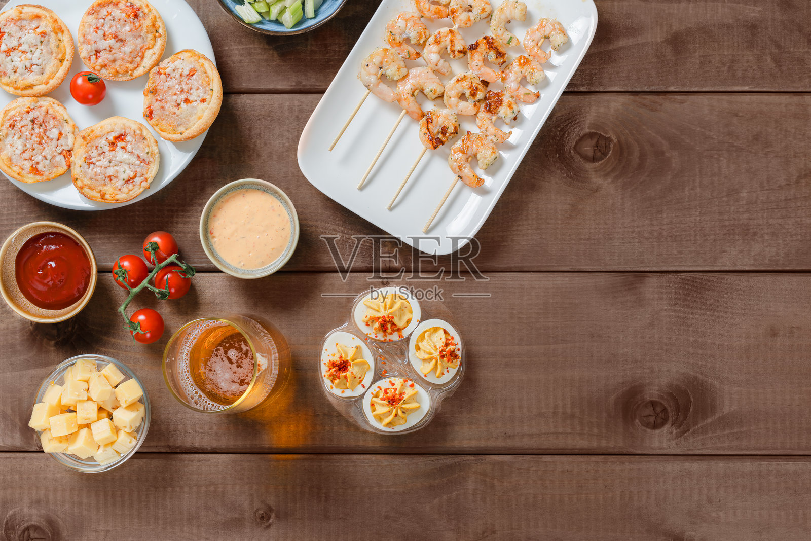 木桌上的各种派对小吃和饮料照片摄影图片