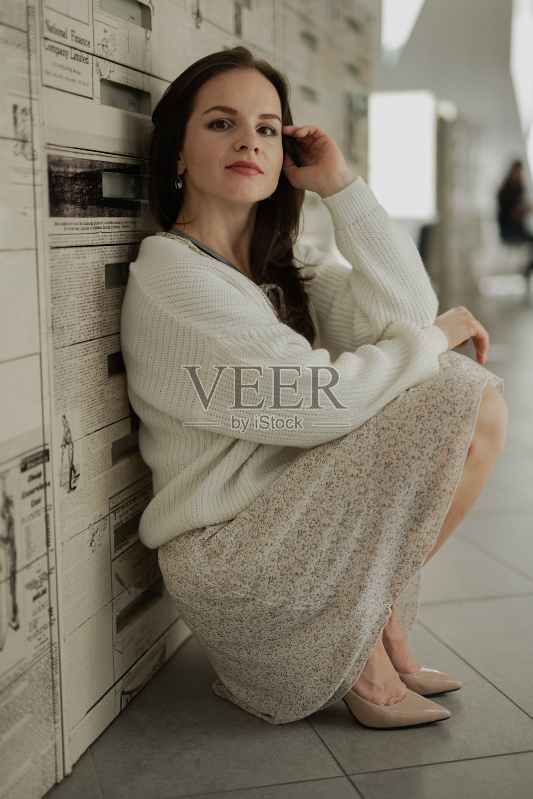 年轻女性坐在地板上的肖像照片摄影图片