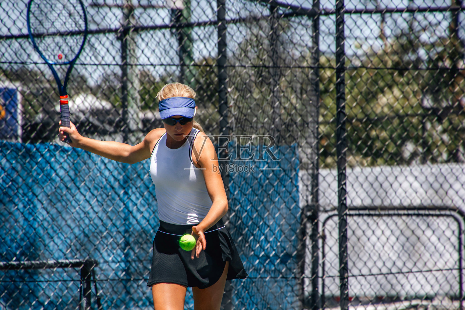 女性网球运动员，健康活力的女孩运动员参与竞技体育照片摄影图片