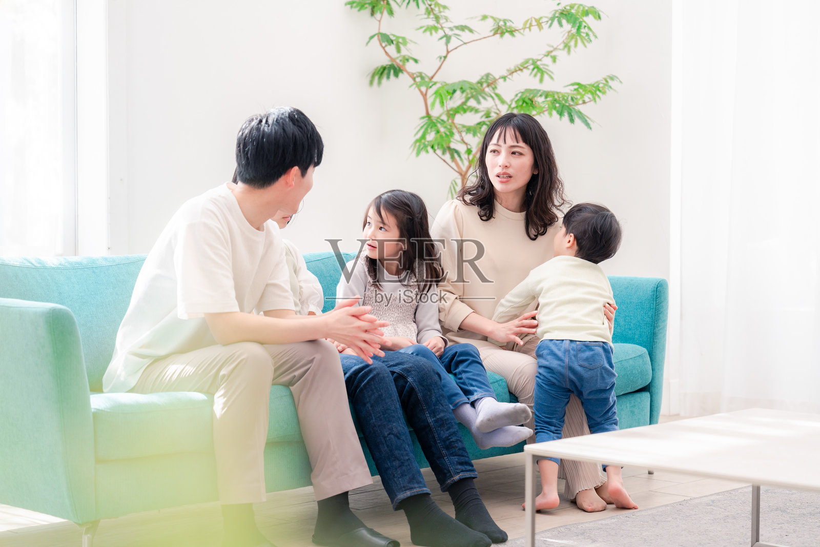 家庭在客厅放松休息照片摄影图片