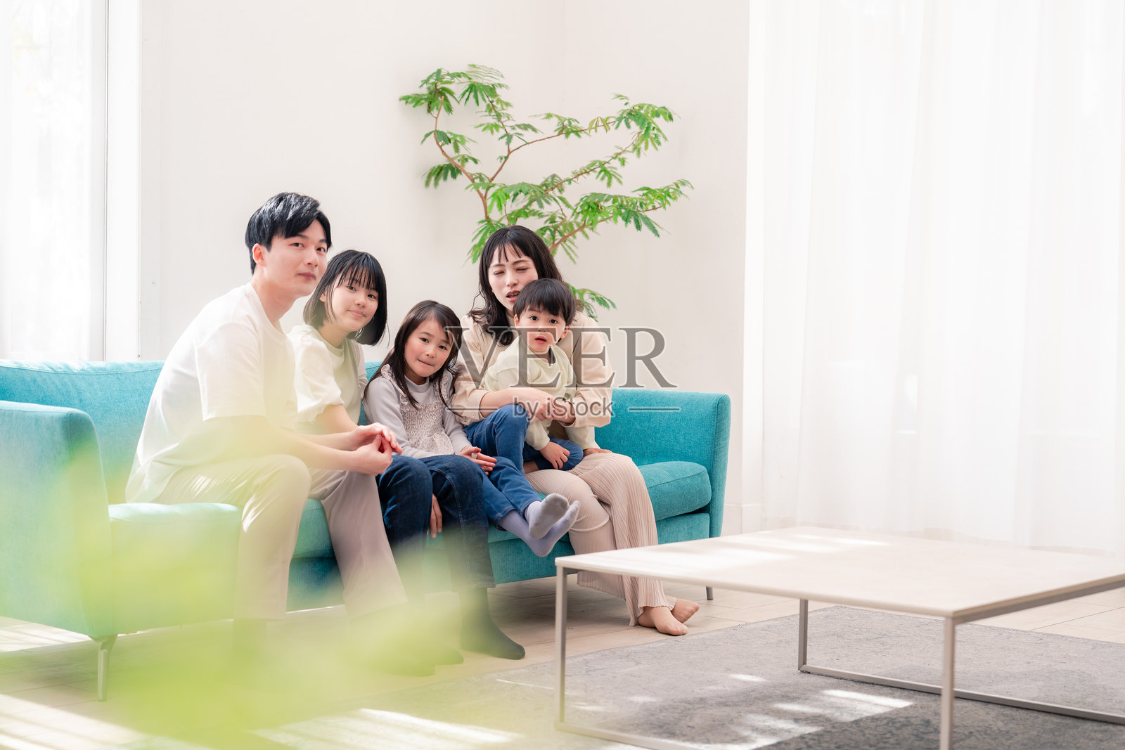 家庭在客厅放松休息照片摄影图片