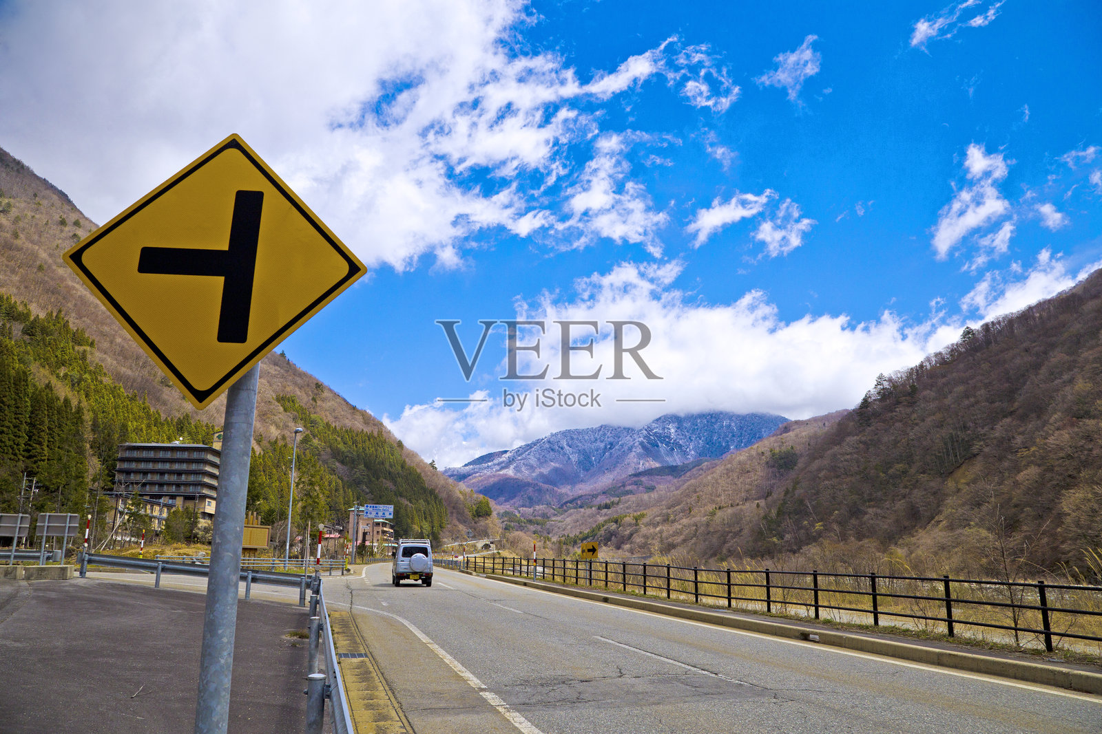 通往日本中部富山县新穗高缆车站的道路。照片摄影图片