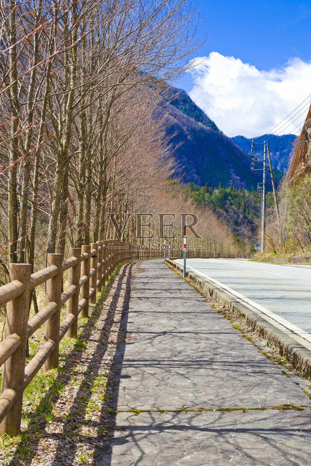 通往日本中部富山县新穗高缆车站的道路。照片摄影图片